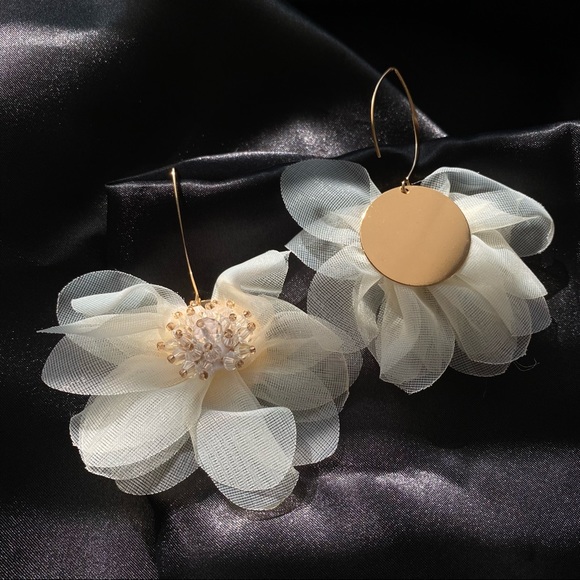💕Last one Mesh White Flower Hook Earrings - Picture 6 of 8